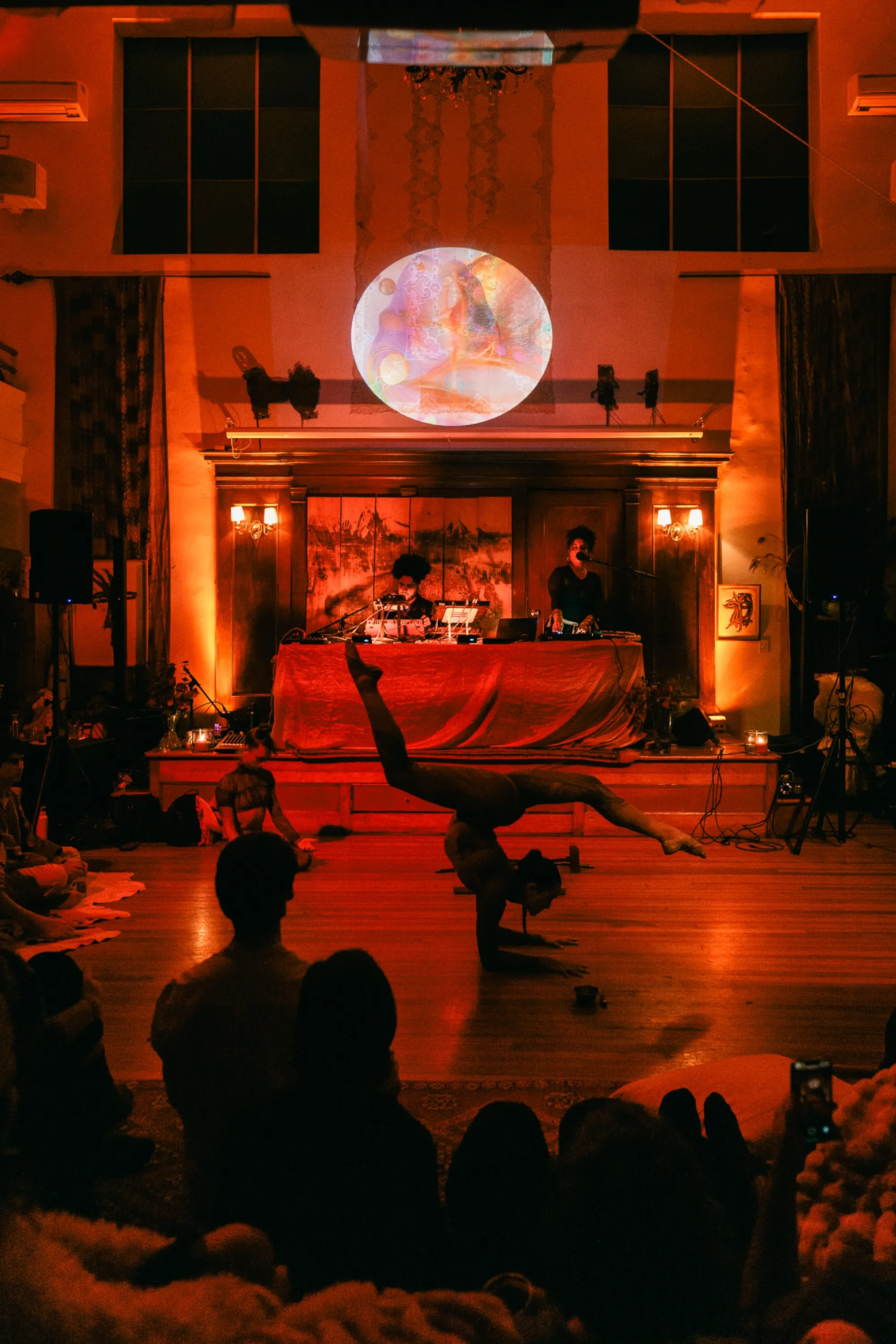 Global artist Benjamin Urbaez and DJ Dreeemy intimate audience view of live show at Viewcy Harlem