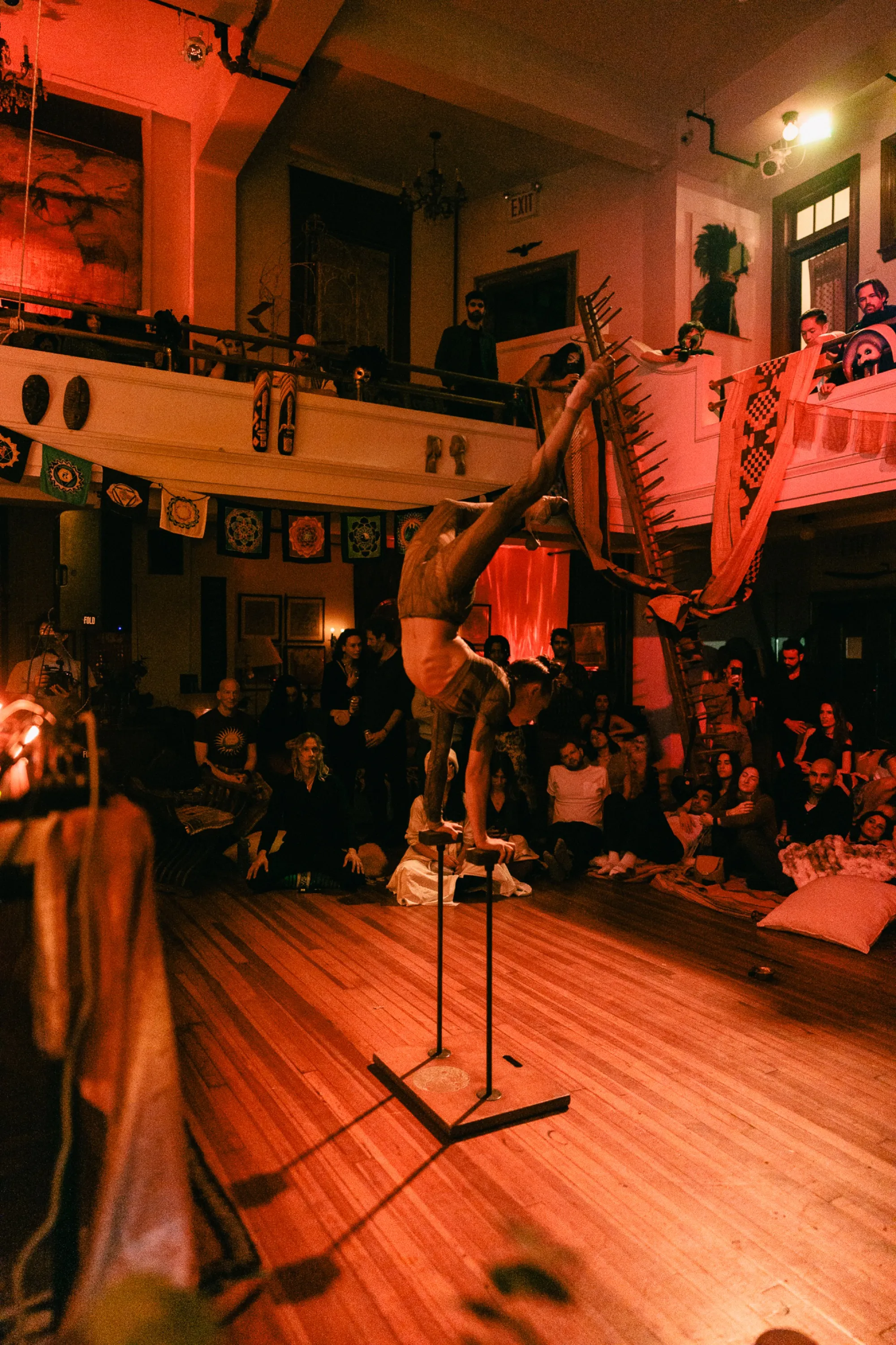 Global artist Benjamin Urbaez and DJ Dreeemy live music ceremony with red and amber lighting at Viewcy