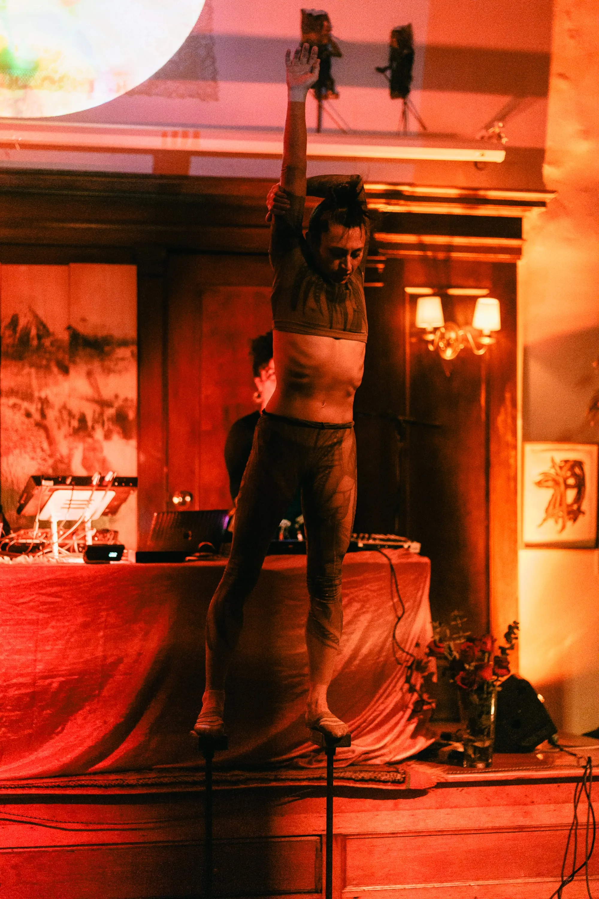 Global artist Benjamin Urbaez and DJ Dreeemy live improvisation moment at intimate Harlem music event