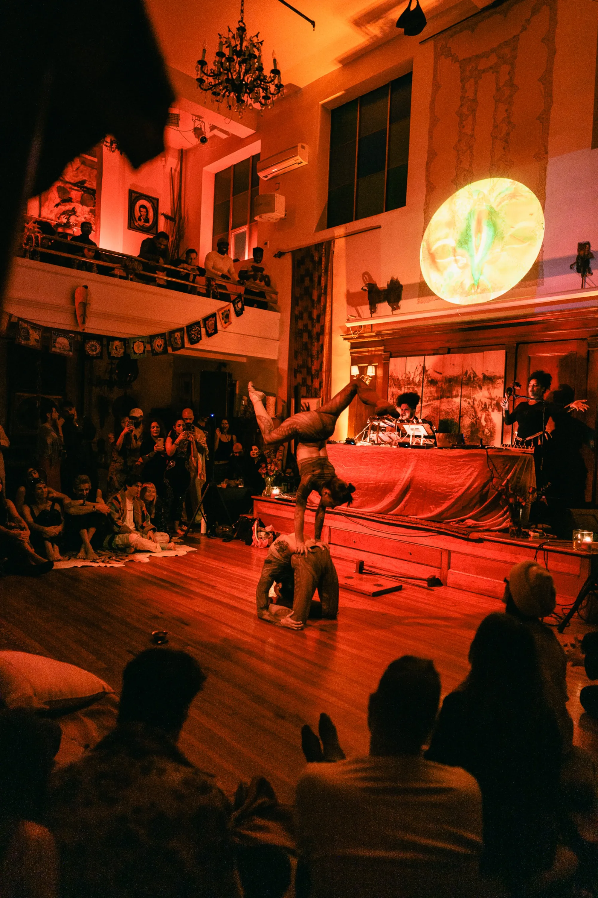 Global artist Benjamin Urbaez and DJ Dreeemy live electronic music and vocals at Viewcy venue NYC