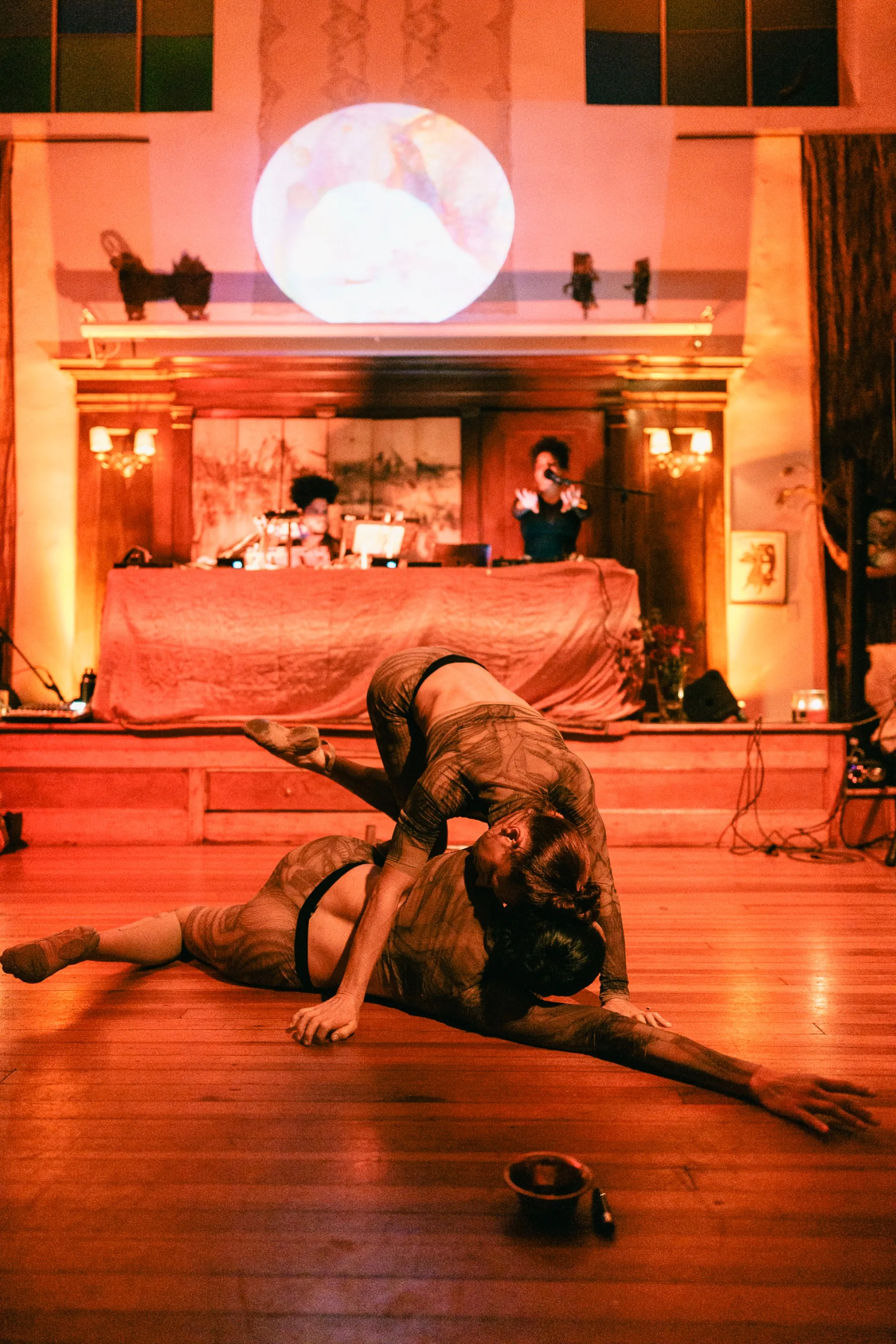 Global artist Benjamin Urbaez and DJ Dreeemy commanding the stage at Viewcy Harlem live event