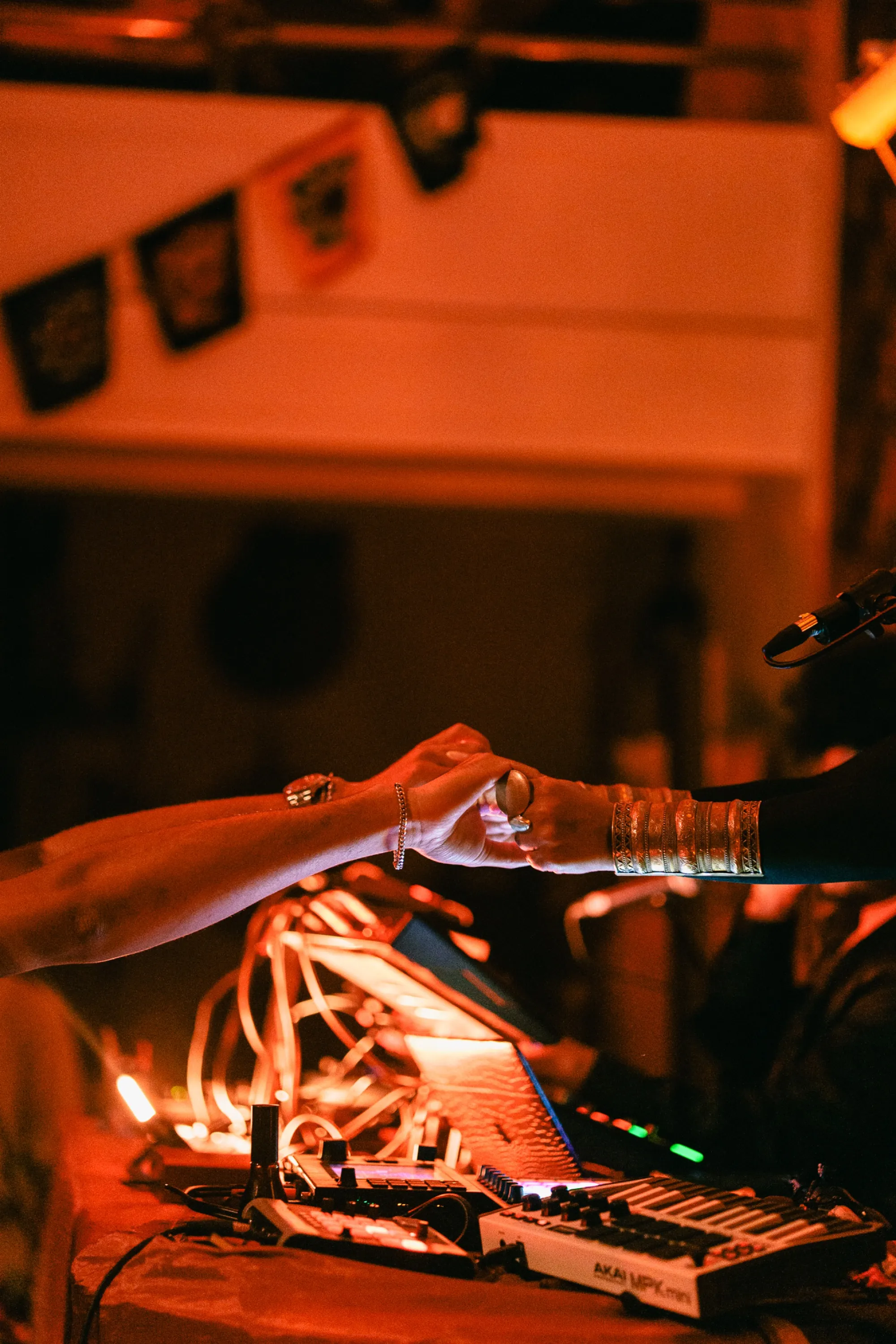 Global artist Benjamin Urbaez and DJ Dreeemy live music experience with warm amber lighting at Viewcy