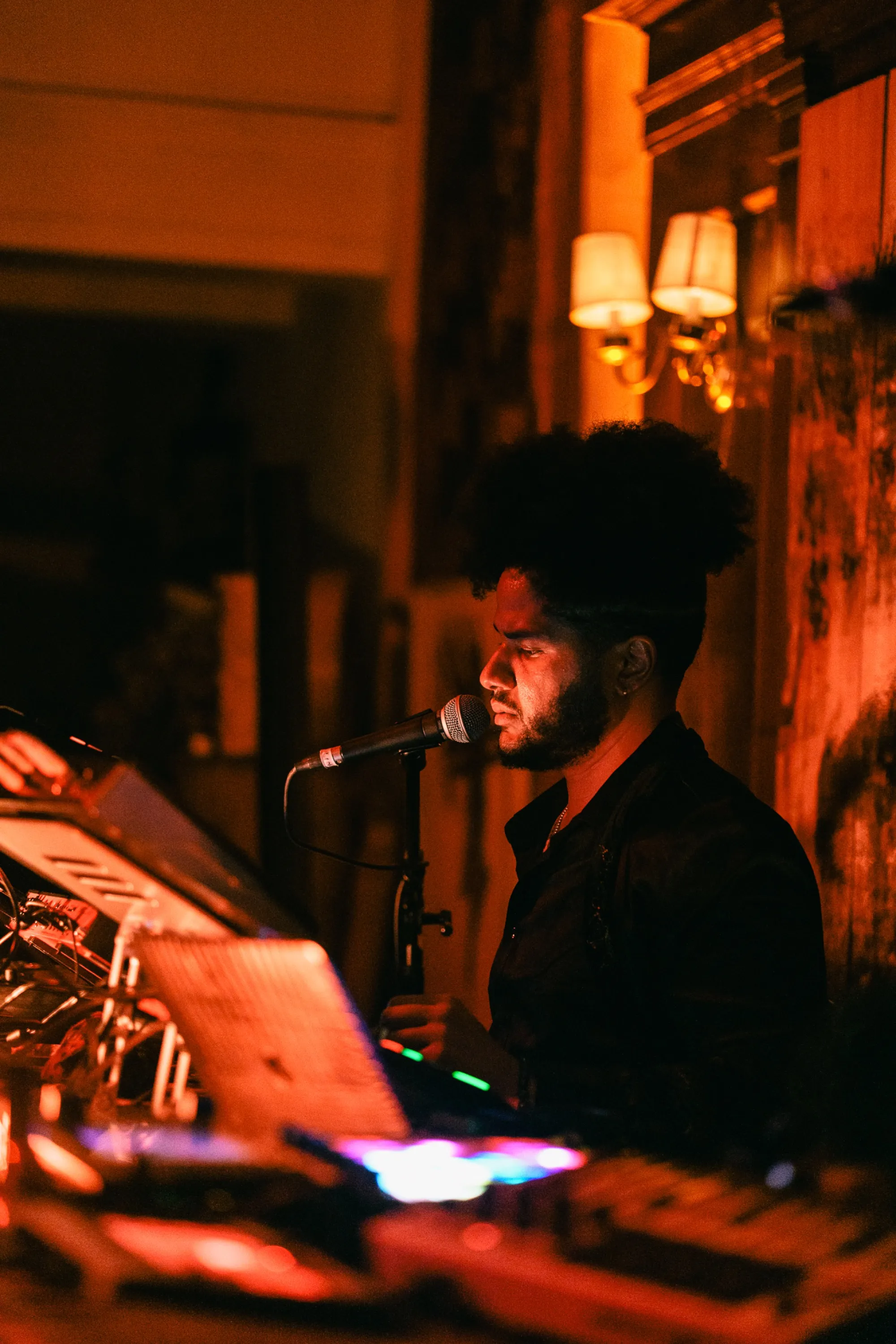 Global artist Benjamin Urbaez and DJ Dreeemy and audience sharing intimate music moment at Viewcy Harlem