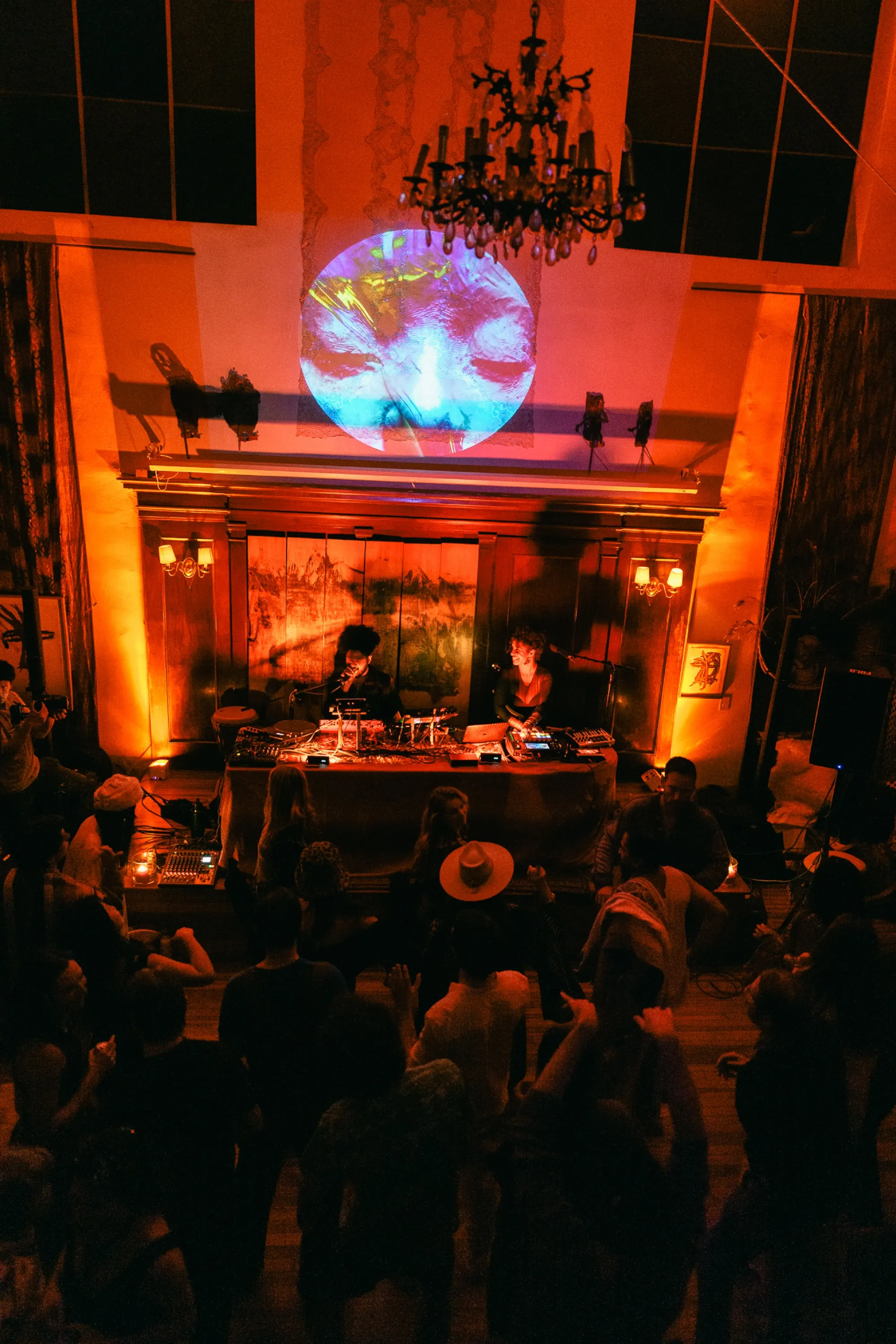 Global artist Benjamin Urbaez and DJ Dreeemy creating spiritual music live at Viewcy Harlem event