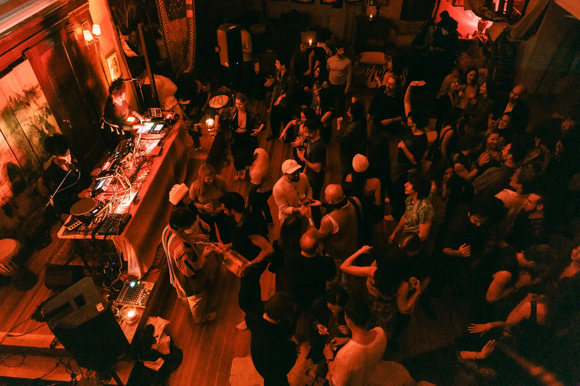 Global artist Benjamin Urbaez and DJ Dreeemy audience enjoying spiritual afrobeats performance at Viewcy Harlem