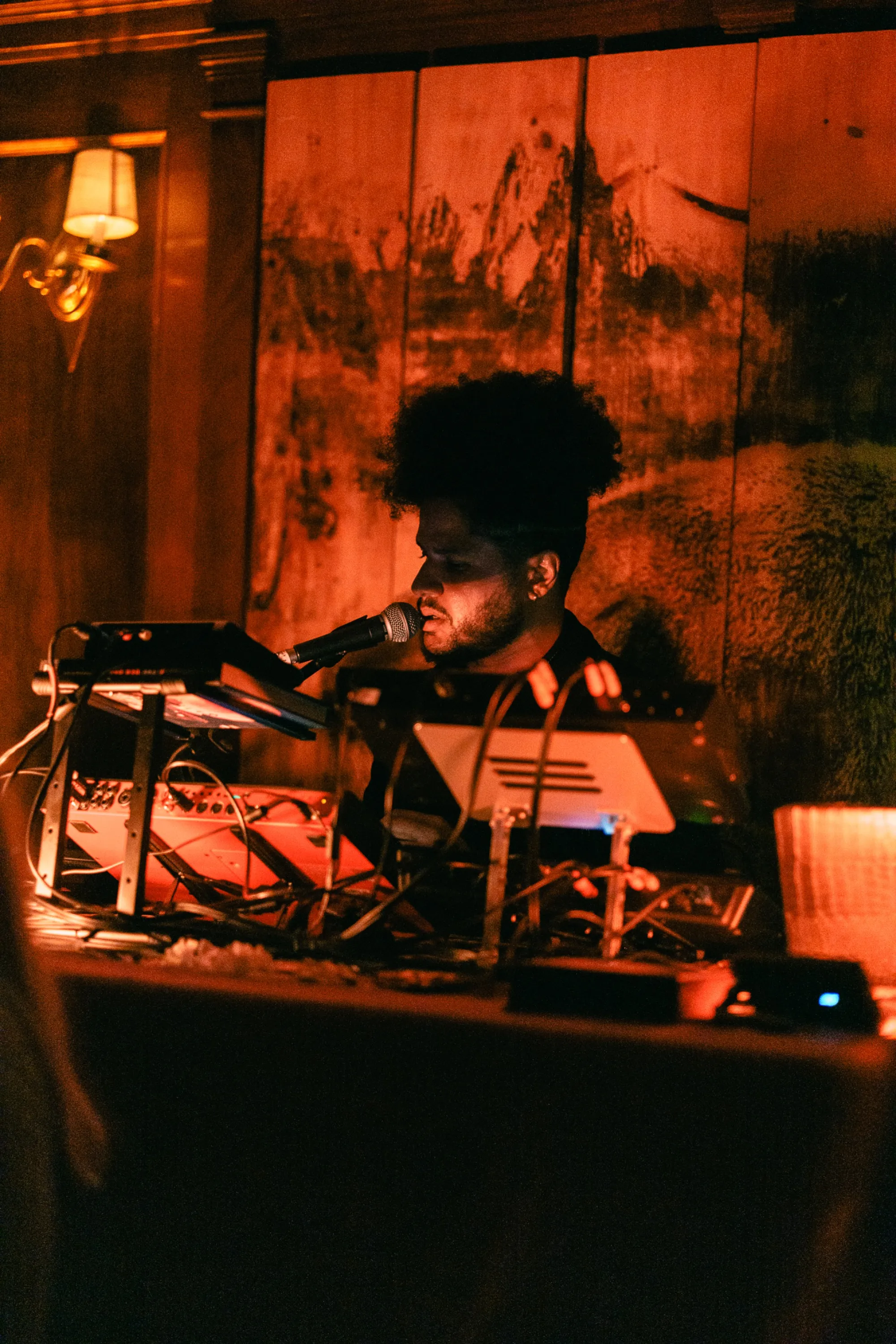 Global artist Benjamin Urbaez and DJ Dreeemy live ceremony conclusion at Viewcy Love Is Everything event